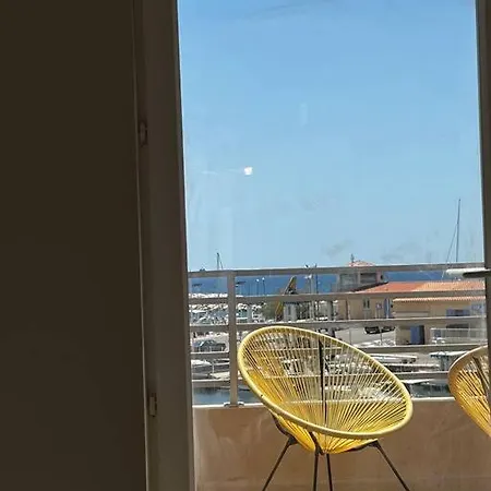 Holiday home Charmante Maison De Ville, Terrasse Vue Sur Port